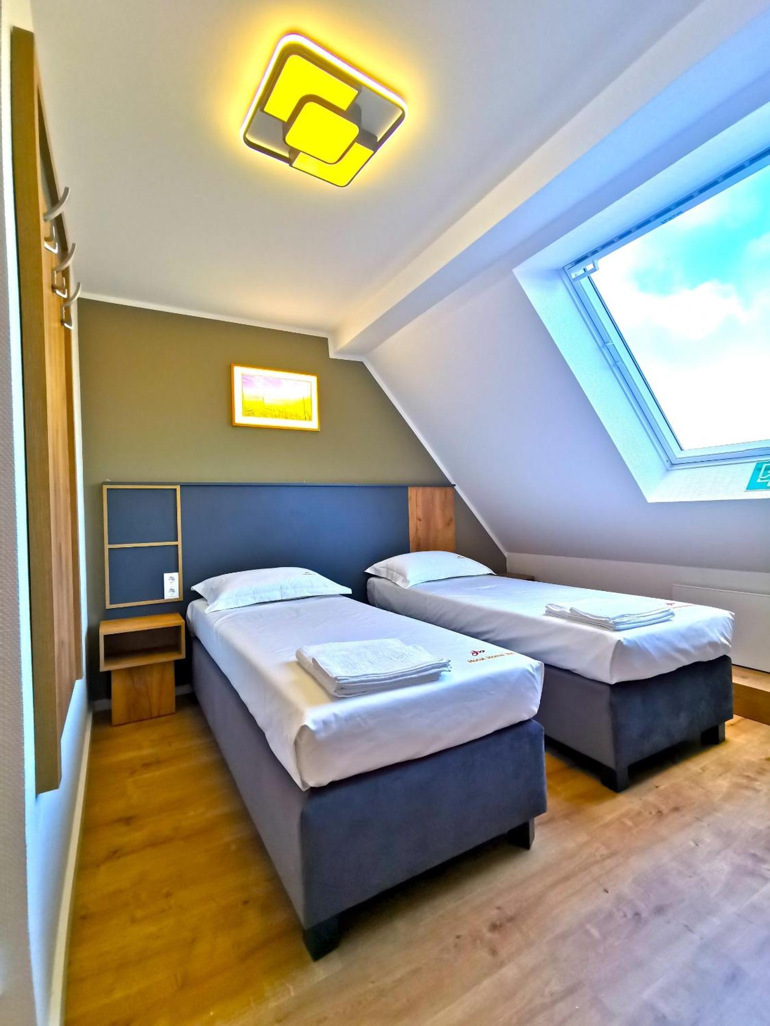 Home Inn Hotel Dormagen Bagian luar foto