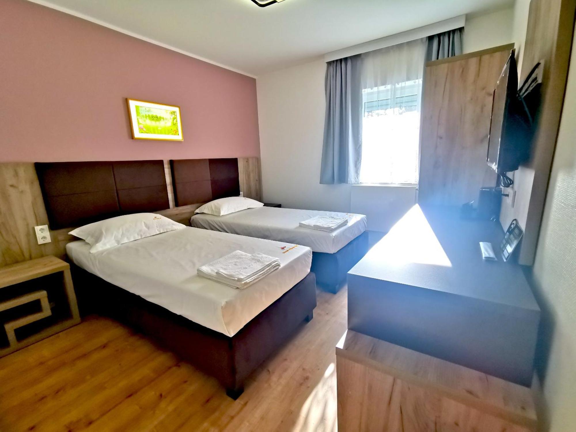 Home Inn Hotel Dormagen Bagian luar foto